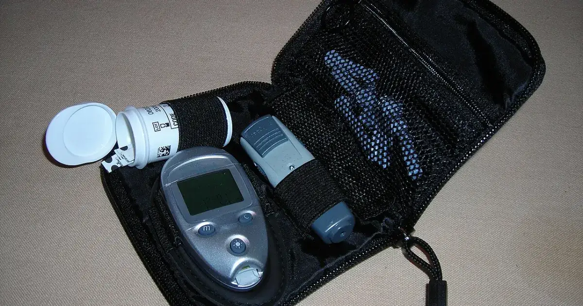 Cảm biến theo dõi đường huyết liên tục CGM gắn bắp tay so với máy đo đường huyết đầu ngón