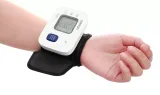 Thao tác đeo máy đo huyết áp cổ tay Omron HEM-6161 trên cổ tay người dùng