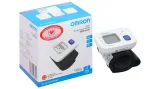 Máy đo huyết áp cổ tay Omron HEM-6161 đặt cạnh vỏ hộp sản phẩm chính hãng