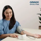 Người dùng tự đo huyết áp bắp tay thoải mái tại nhà với máy Omron HEM-7121J
