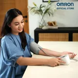 Người dùng tự đo huyết áp bắp tay tiện lợi và thư giãn tại nhà với máy Omron HEM-7141T1