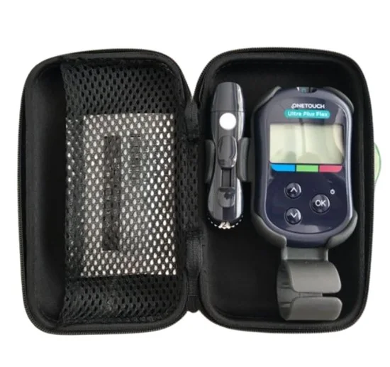 Trọn bộ máy đo đường huyết Onetouch Ultra Plus Flex gồm thân máy bút Delica Plus và túi vải