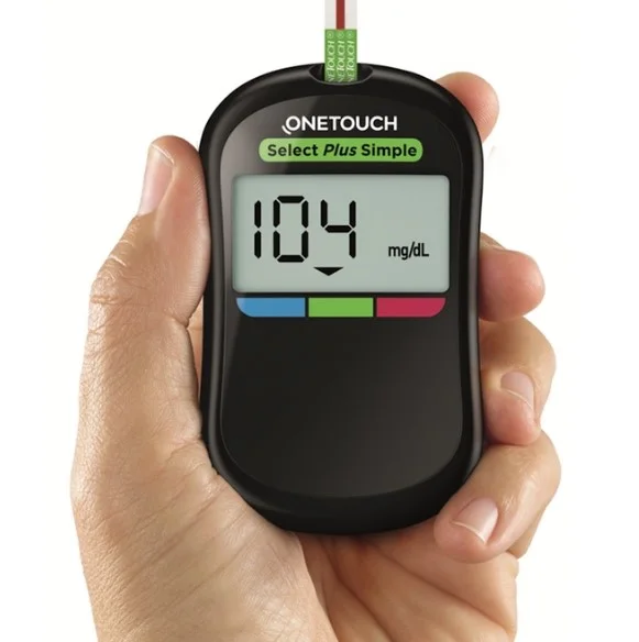 Cầm trên tay máy đo đường huyết Onetouch Select Plus Simple hiển thị kết quả 104 mg dL