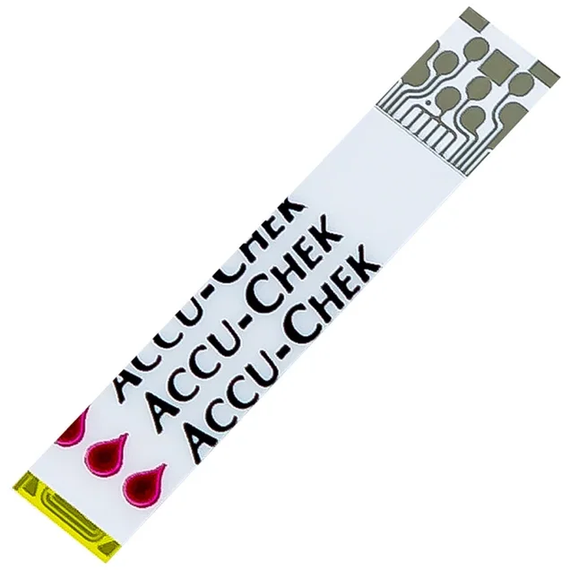 Cấu tạo que thử Accu-Chek Guide với đầu hút máu giọt nhỏ và chân cắm vi mạch mạ vàng