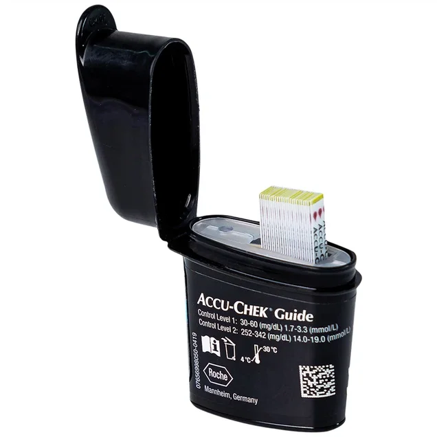 Mở nắp lọ que thử SmartPack Accu-Chek Guide thiết kế giữ que thẳng hàng chống rơi rớt