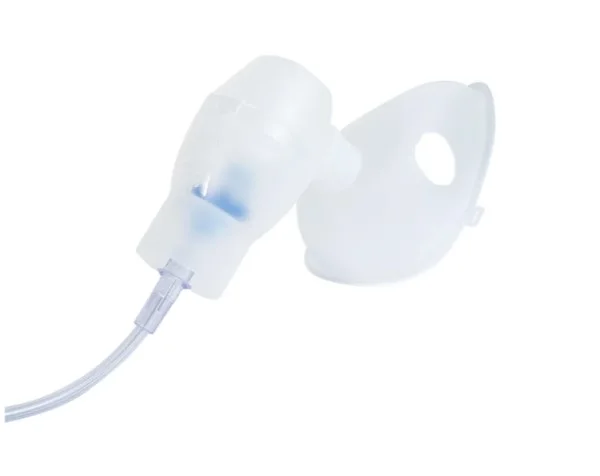 Cận cảnh cốc xông thuốc gắn mặt nạ thở và dây dẫn khí dẻo máy Omron NE-C106