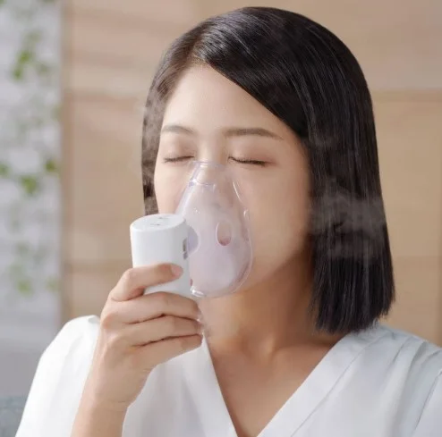 Phụ nữ tự sử dụng máy xông khí dung cầm tay Omron NE-U300 hạt sương siêu mịn