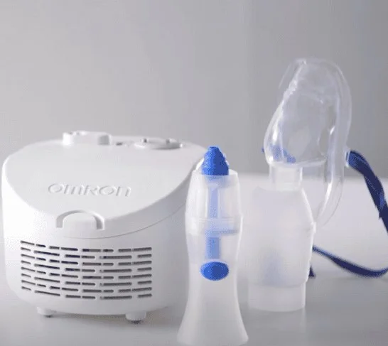 Các chi tiết bộ xông mũi họng Omron NE-C101 gồm đầu xông mũi cốc thuốc và thân máy