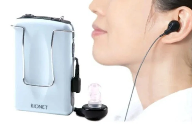 Người dùng đeo tai nghe máy trợ thính Rionet HD-70 hỗ trợ nghe rõ và giảm tiếng ồn