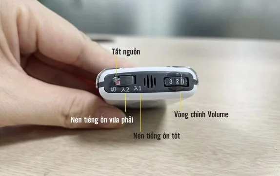 Cụm nút đỉnh máy Rionet HD-70 gồm công tắc nguồn nén tiếng ồn và vòng chỉnh âm lượng