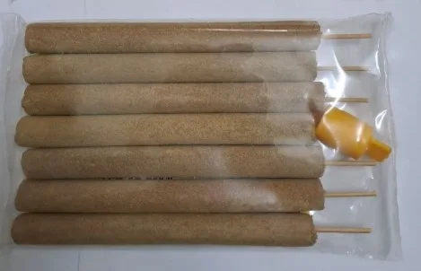 Gói điếu ngải bọc giấy bảo quản gồm các que ngải cứu dài và đầu tăm cố định