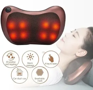 Người dùng nằm tựa gối massage 8 bi nhiệt hồng ngoại thư giãn giảm đau mỏi cổ