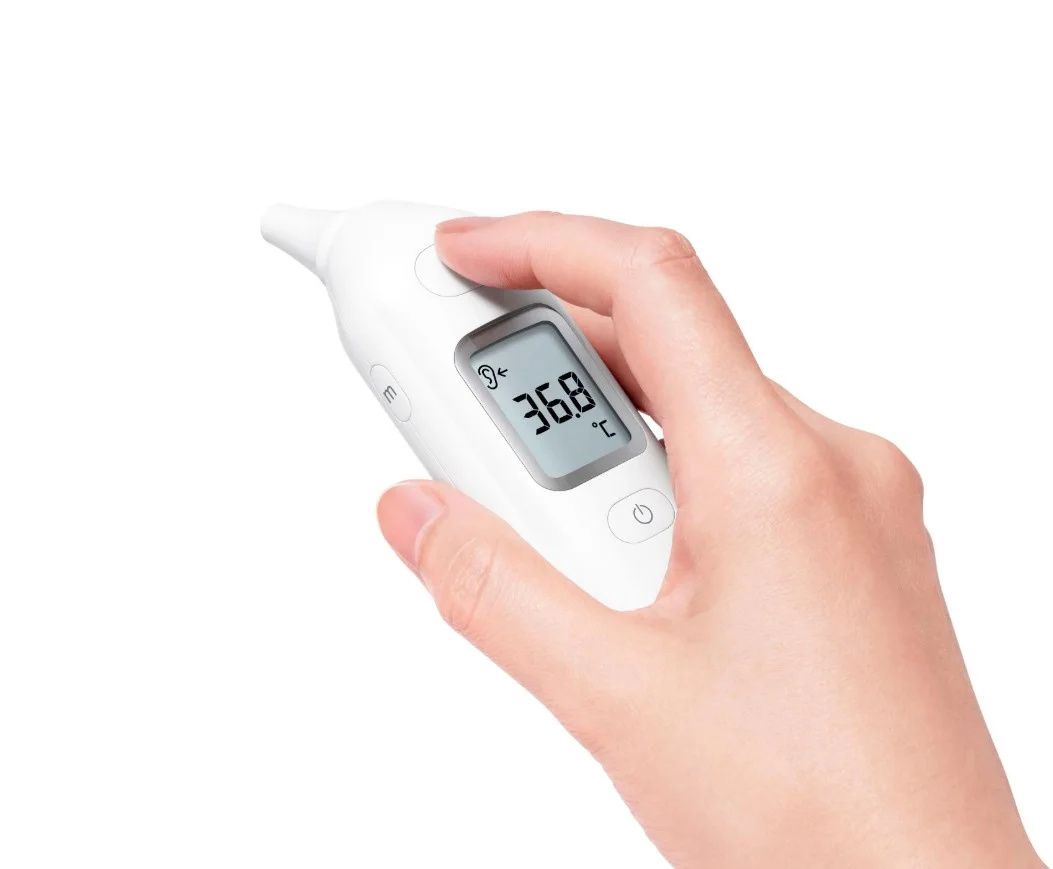 Thao tác bấm nút đo nhiệt độ tai nhanh chóng và dễ dàng với Omron MC-E533