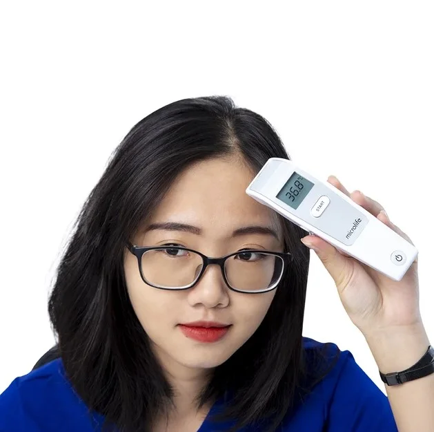 Cô gái đưa nhiệt kế hồng ngoại Microlife FR1MF1 lên trán tự kiểm tra thân nhiệt
